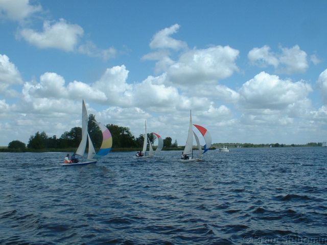 Lasers onder spinaker bij Langweer