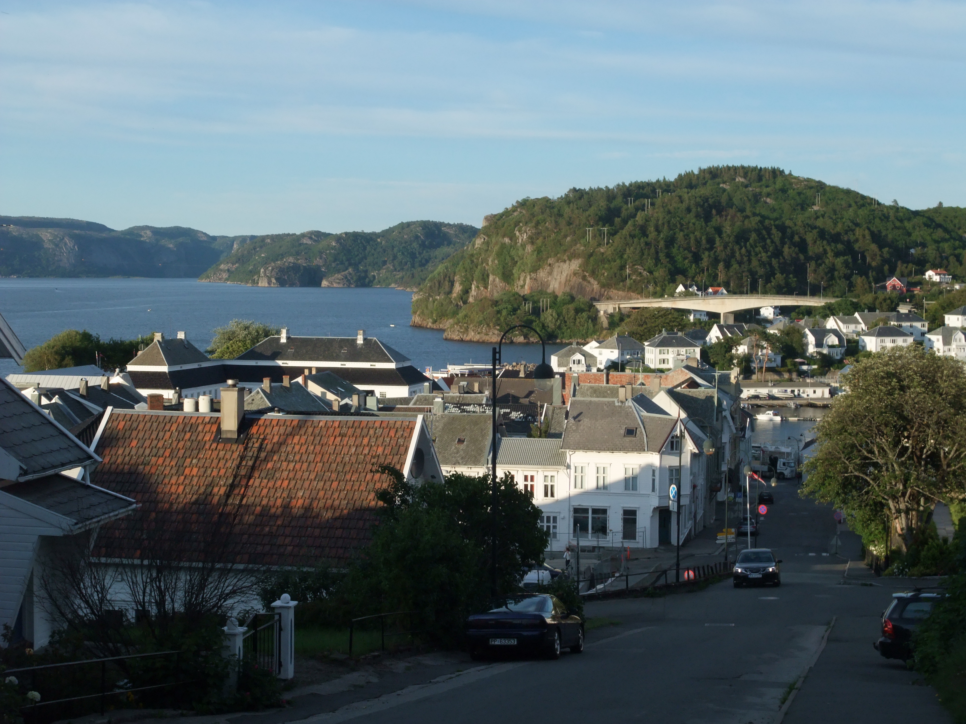 Zicht over Farsund met rechts (beneden) het centrum. Het water links is meer landinwaarts.